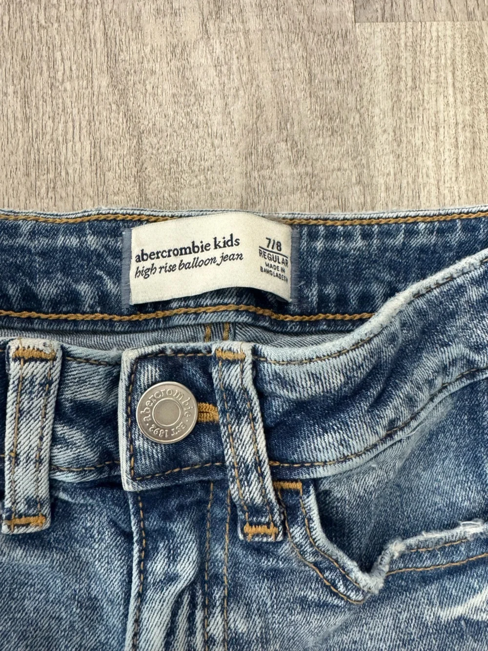 abercrombie kids Washed Blue High Rise Balloon Jeans, size 7-8